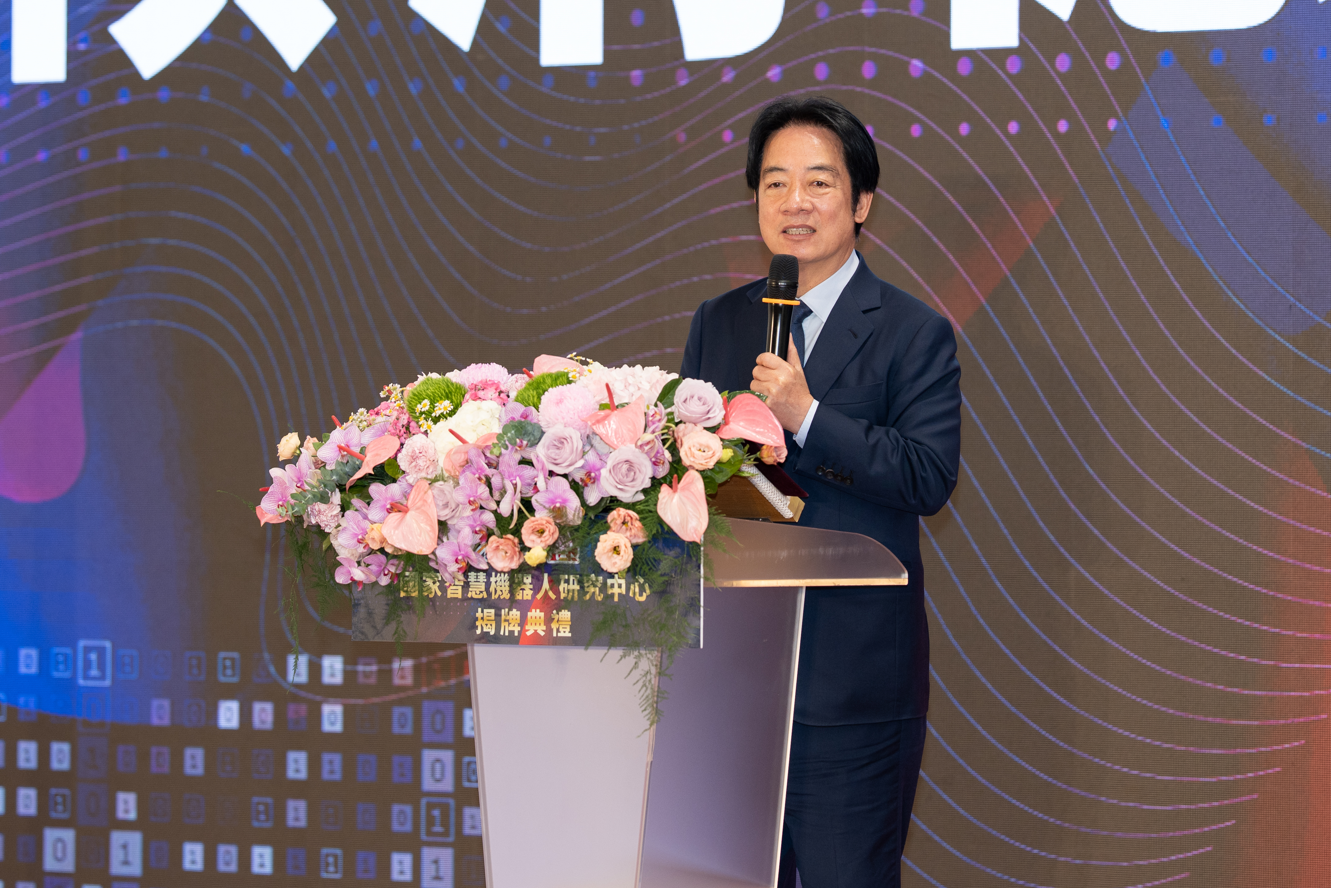 賴清德總統致詞表示，政府正全力推動「AI 新十大建設」，要讓臺灣從「晶片製造大國」轉型為「AI 應用大國」，國家智慧機器人研究中心將把強大的「大腦算力」轉化為實體「數位手腳」，讓 AI 走進日常生活並推動「百工百業 AI 落地」，將臺灣打造為「人工智慧島」。(圖由國科會提供)